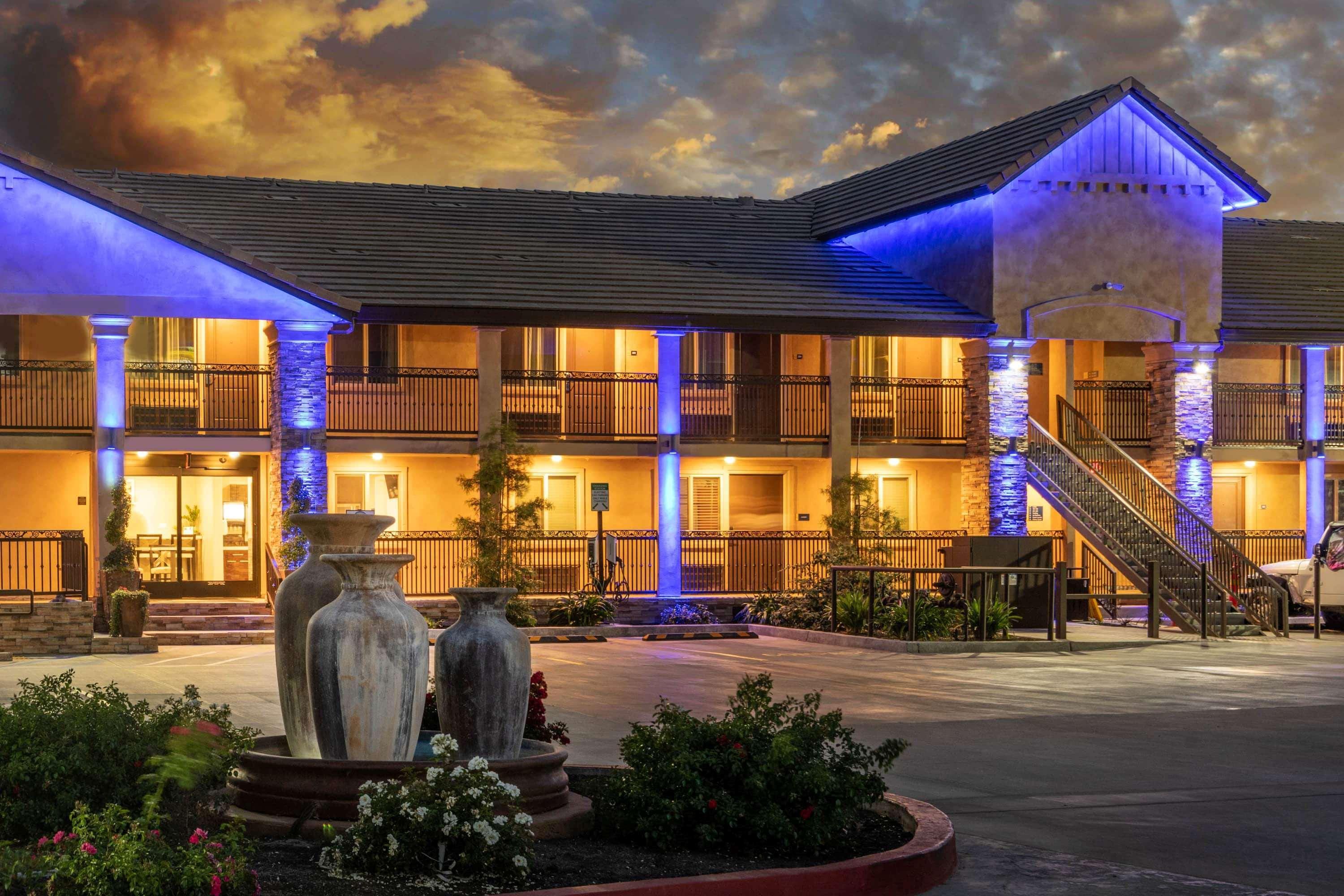 Days Inn By Wyndham Galt - Elk Grove South Exterior photo