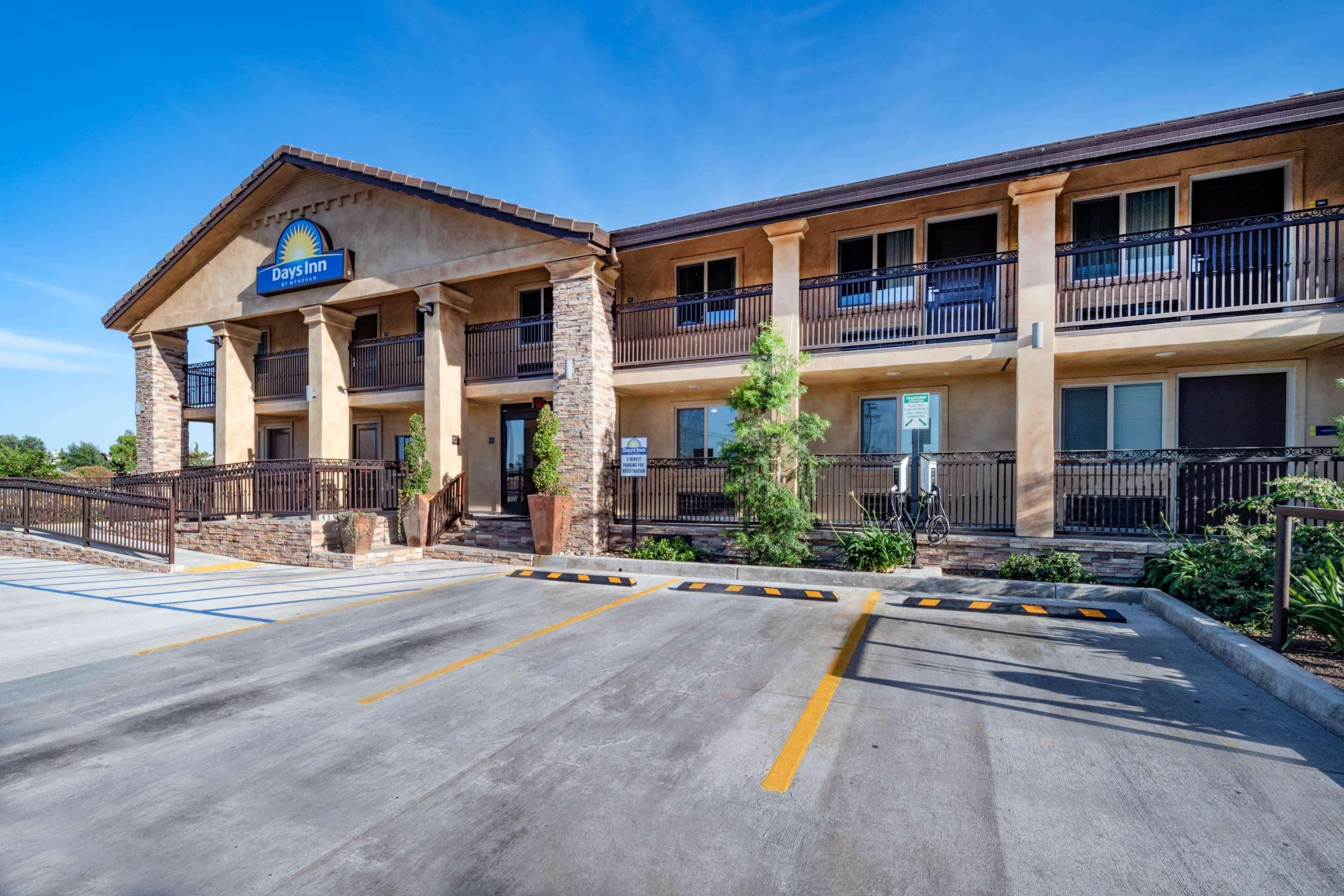 Days Inn By Wyndham Galt - Elk Grove South Exterior photo