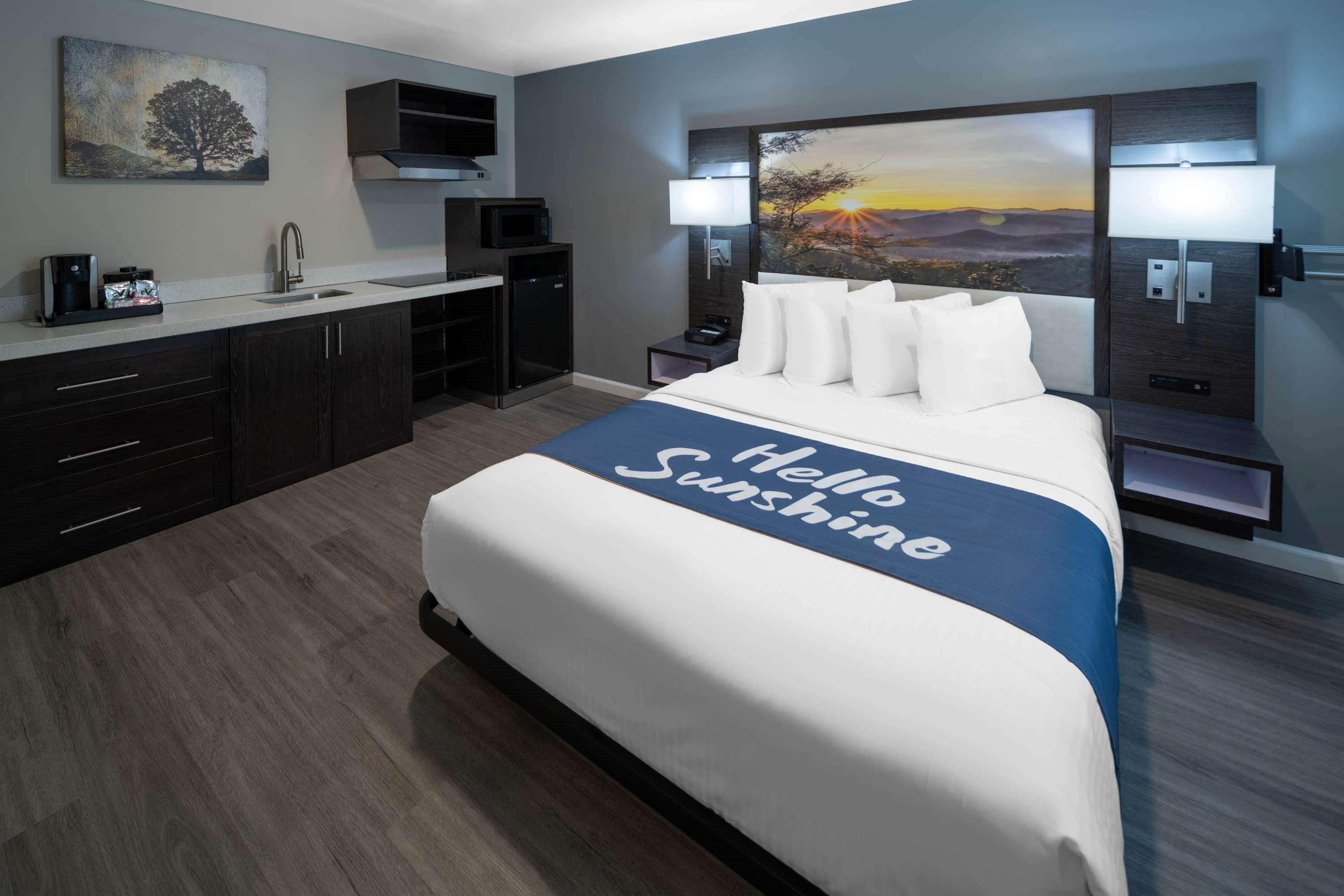 Days Inn By Wyndham Galt - Elk Grove South Exterior photo