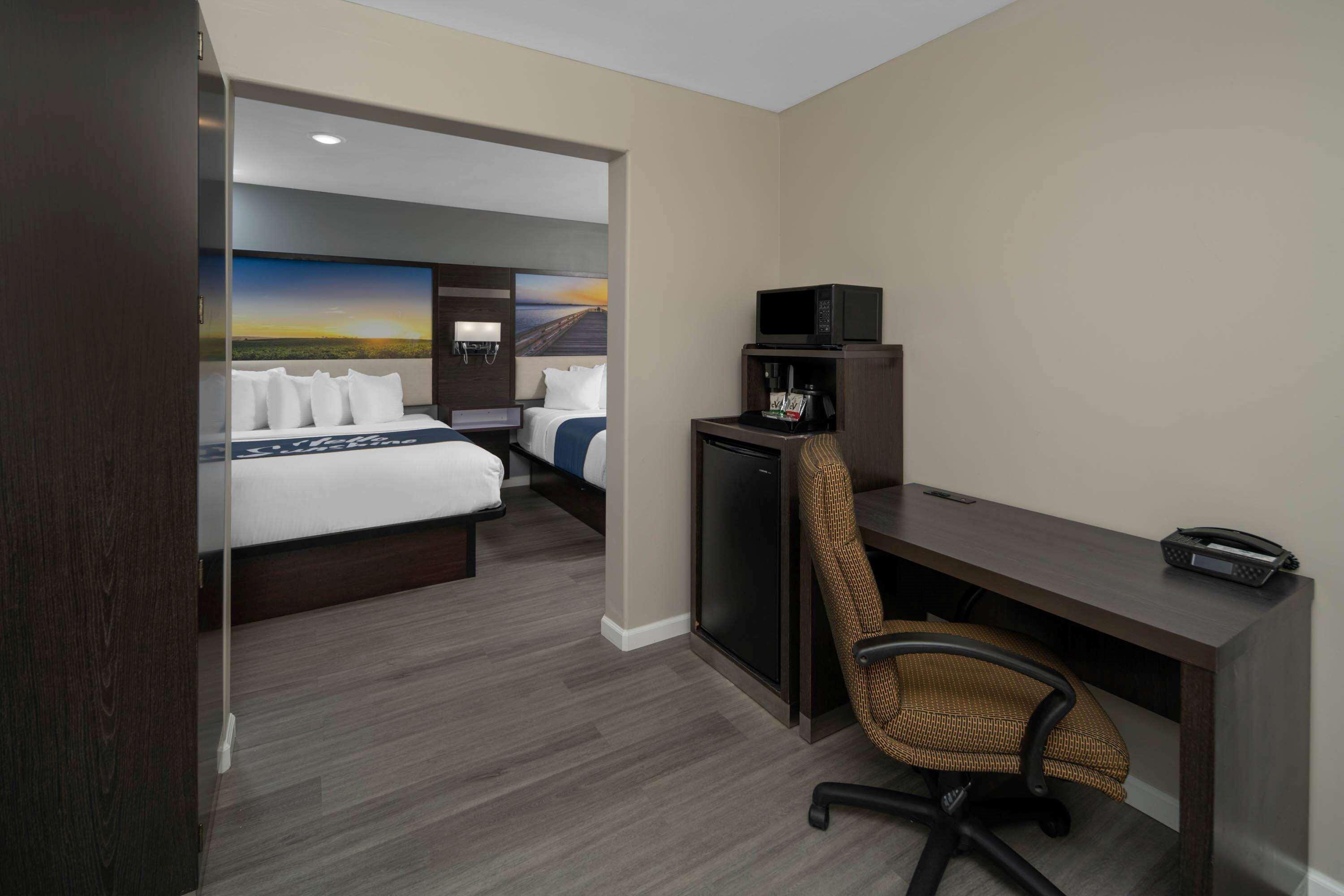 Days Inn By Wyndham Galt - Elk Grove South Exterior photo